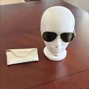 Authentic women’s Valentino aviator sunglasses in good condition only worn once